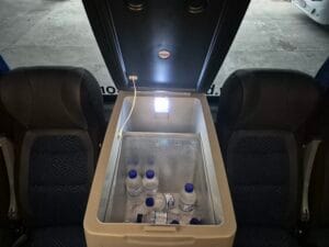 Geladeira de ônibus com água