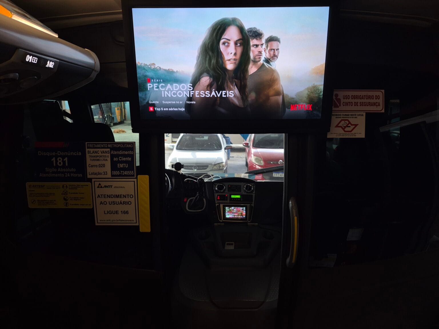 TV de ônibus passando filme