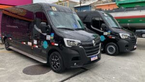 Duas vans estacionadas