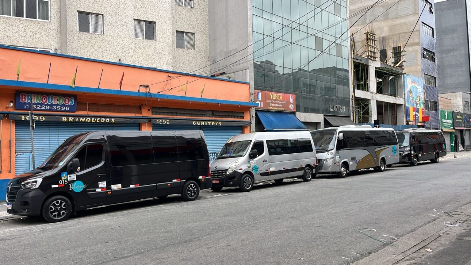 Fila de vans e micro ônibus estacionados