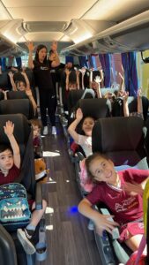 Crianças e professoras dentro de ônibus