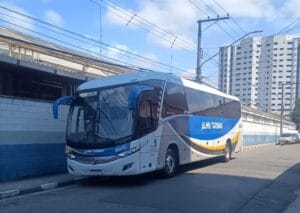 Ônibus estacionado na rua