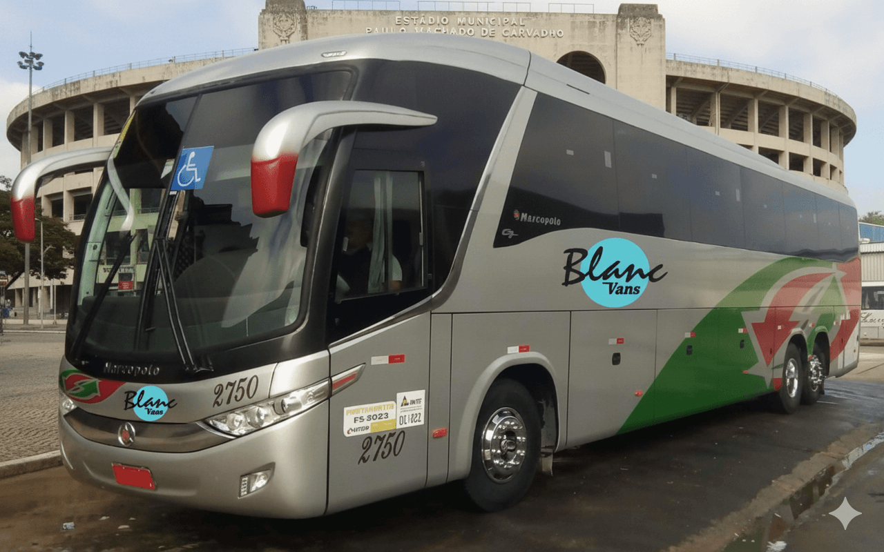 Ônibus parado em frente a estádio de futebol