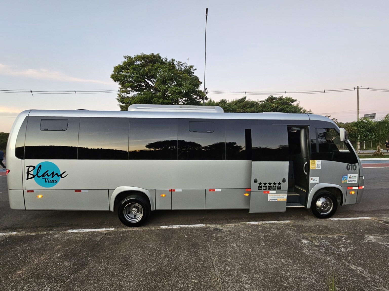 Ônibus estacionado com porta aberta