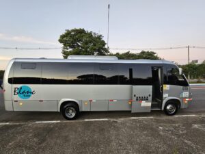 Ônibus estacionado com porta aberta