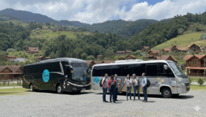 Ônibus parado com um grupo de pessoas conversando do lado de fora