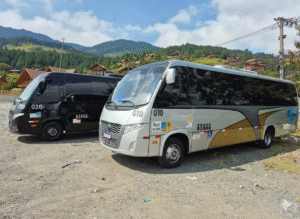 Dois micro ônibus estacionados